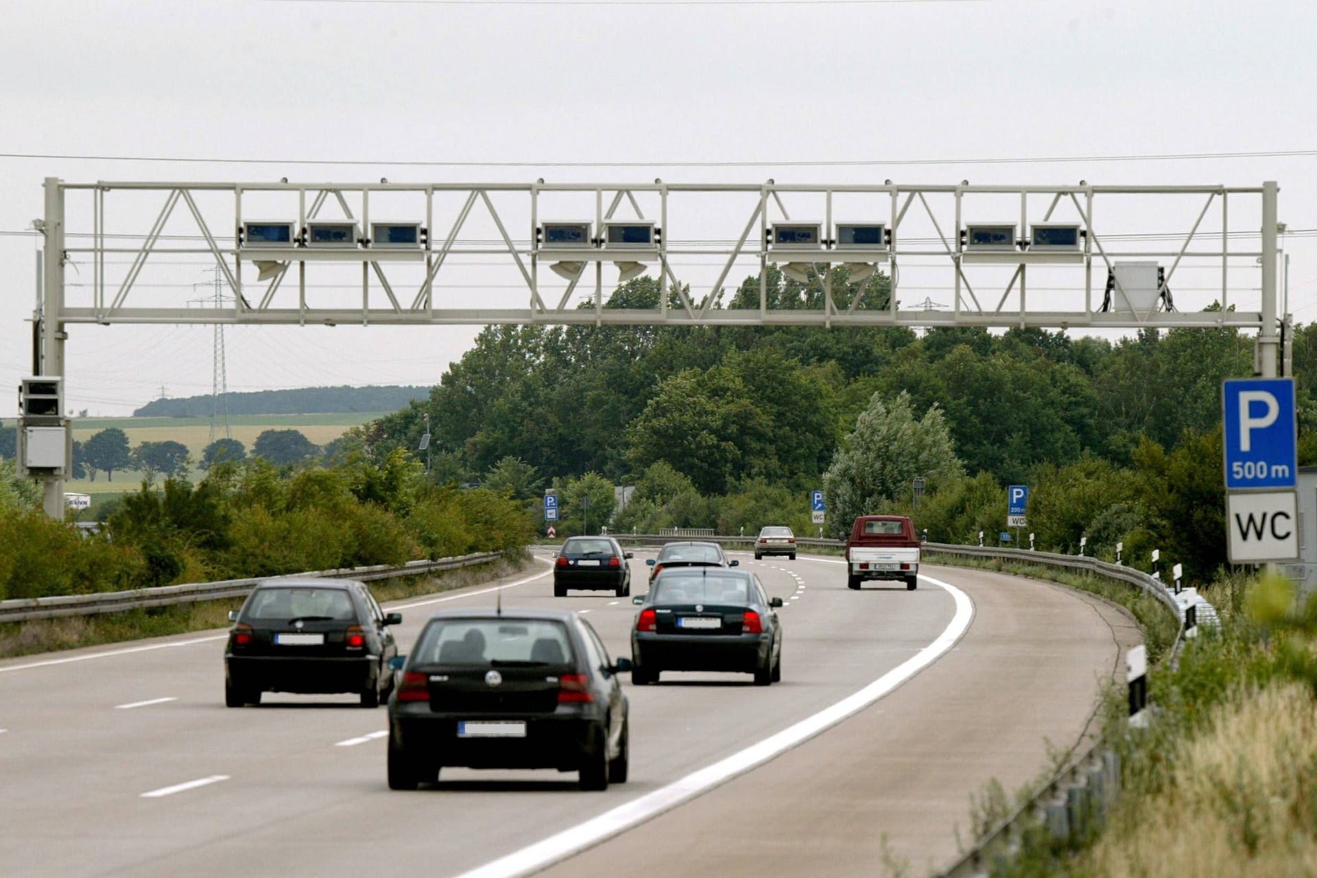 Autobahn 7 (Symbolbild): Hier fuhr ein Mann ohne Fahrerlaubnis mit einem nicht zugelassenen Fahrzeug in Schlangenlinien.