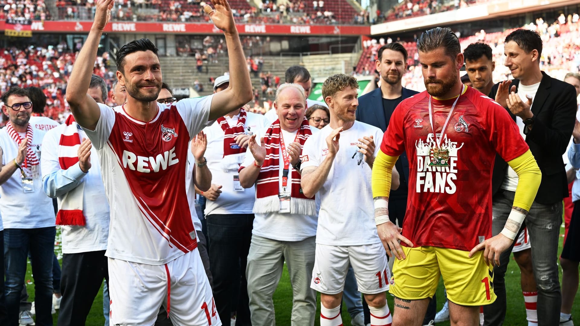 RheinEnergieStadion: Kölns Jonas Hector (l) und Torhüter Timo Horn (r) reagieren bei ihrer Verabschiedung.