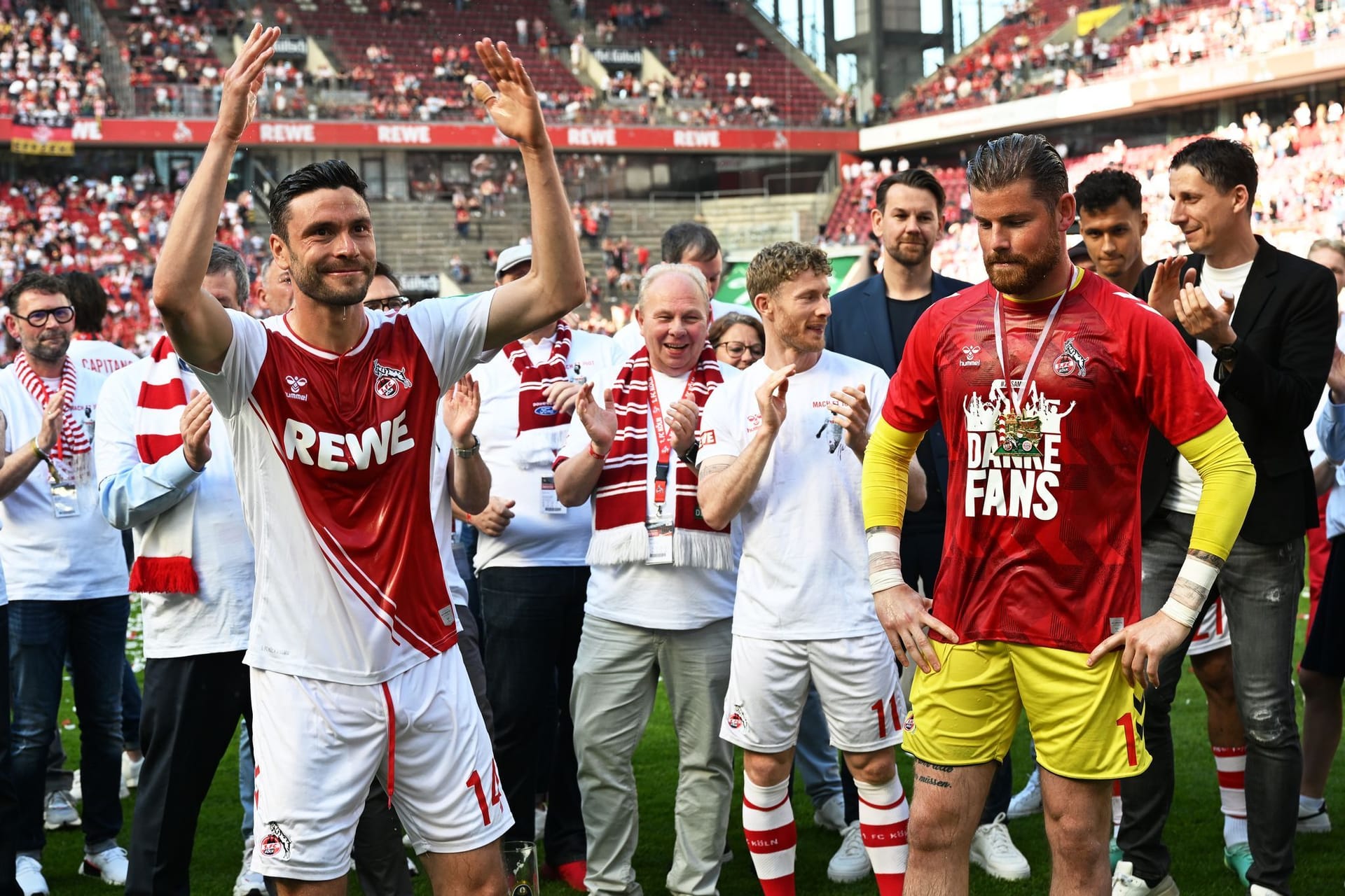 RheinEnergieStadion: Kölns Jonas Hector (l) und Torhüter Timo Horn (r) reagieren bei ihrer Verabschiedung.