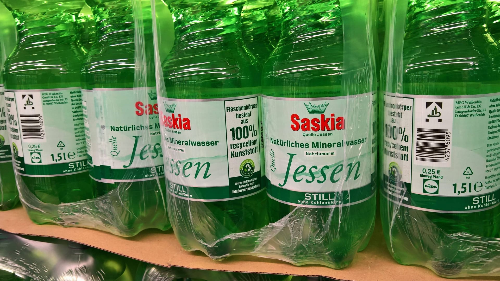 Debatte um die Plastikfalsche: Umweltverbände kritisieren die neuste Werbe-Kampagne um die Einwegflasche.