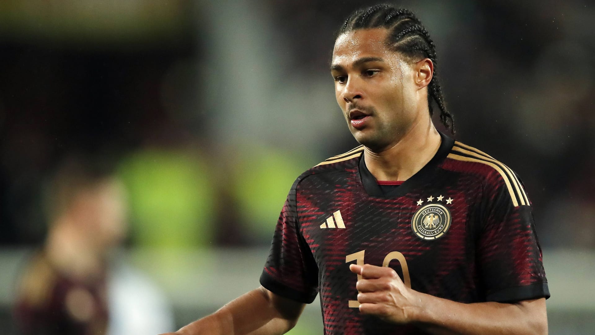 Serge Gnabry: Der deutsche Nationalspieler läuft bald in einem neuen DFB-Trikot auf. Serge Gnabry: Der deutsche Nationalspieler läuft bald in einem neuen DFB-Trikot auf.