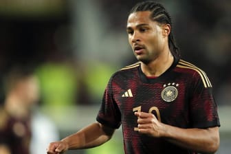 Serge Gnabry: Der deutsche Nationalspieler läuft bald in einem neuen DFB-Trikot auf. Serge Gnabry: Der deutsche Nationalspieler läuft bald in einem neuen DFB-Trikot auf.