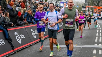 Arjen Robben: Der frühere Fußballer beim Marathon in Rotterdam 2022.