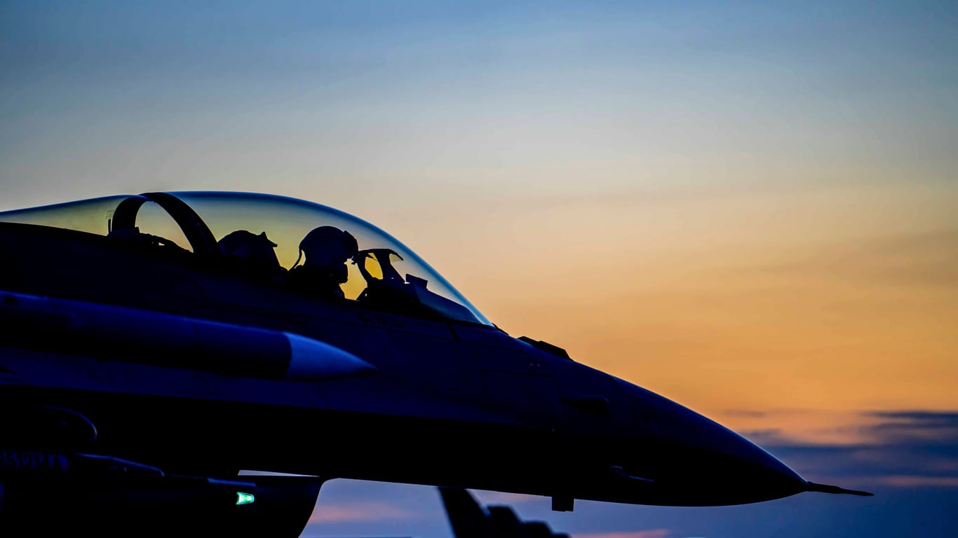 Ein F-16 Fighting Falcon-Kampfjet wartet auf einer Luftwaffenbasis im US-Bundesstaat North Dakota auf die Starterlaubnis (Archivbild).