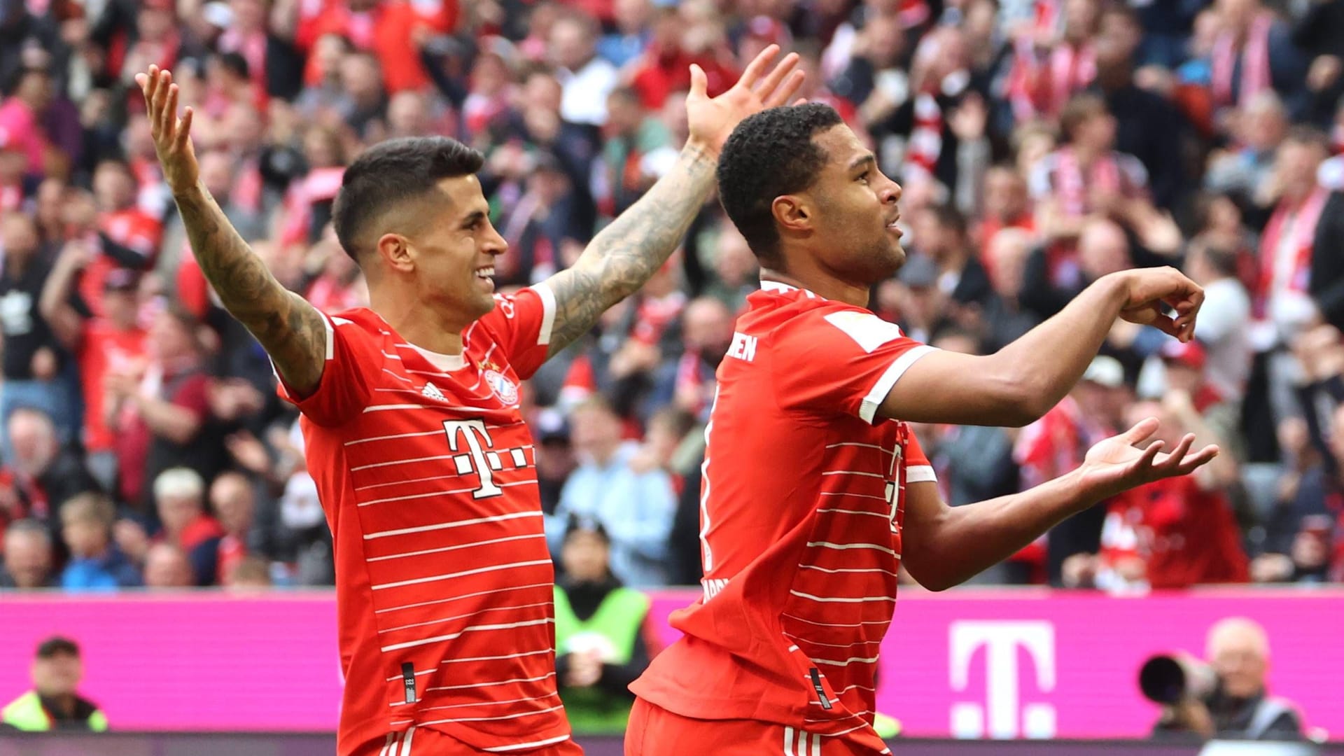 Joao Cancelo (l.) feiert mit Serge Gnabry ein Tor.