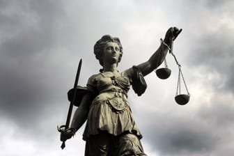 Justitia Skulptur in Frankfurt: Ein Vater steht vor Gericht.