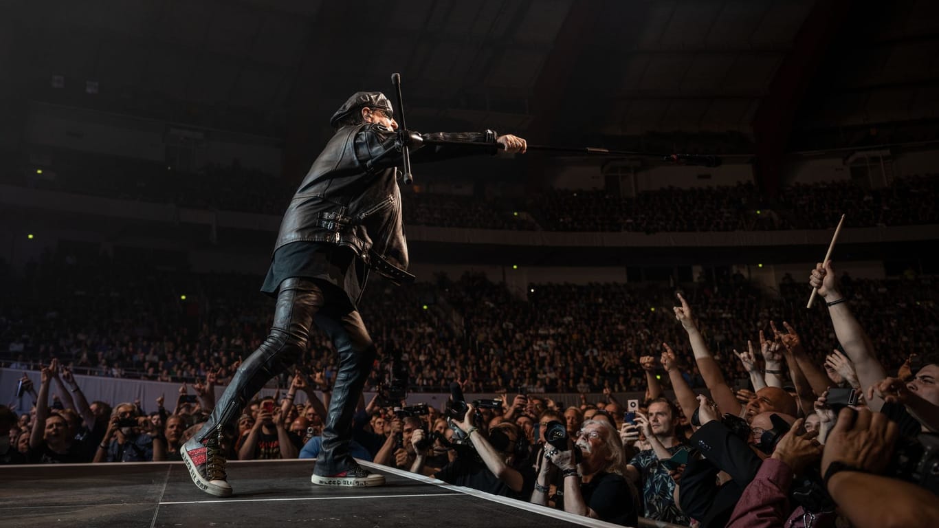 Sänger Klaus Meine bei einem Auftritt (Archivbild): Die Scorpions sind derzeit auf "Rock Believer World Tour".