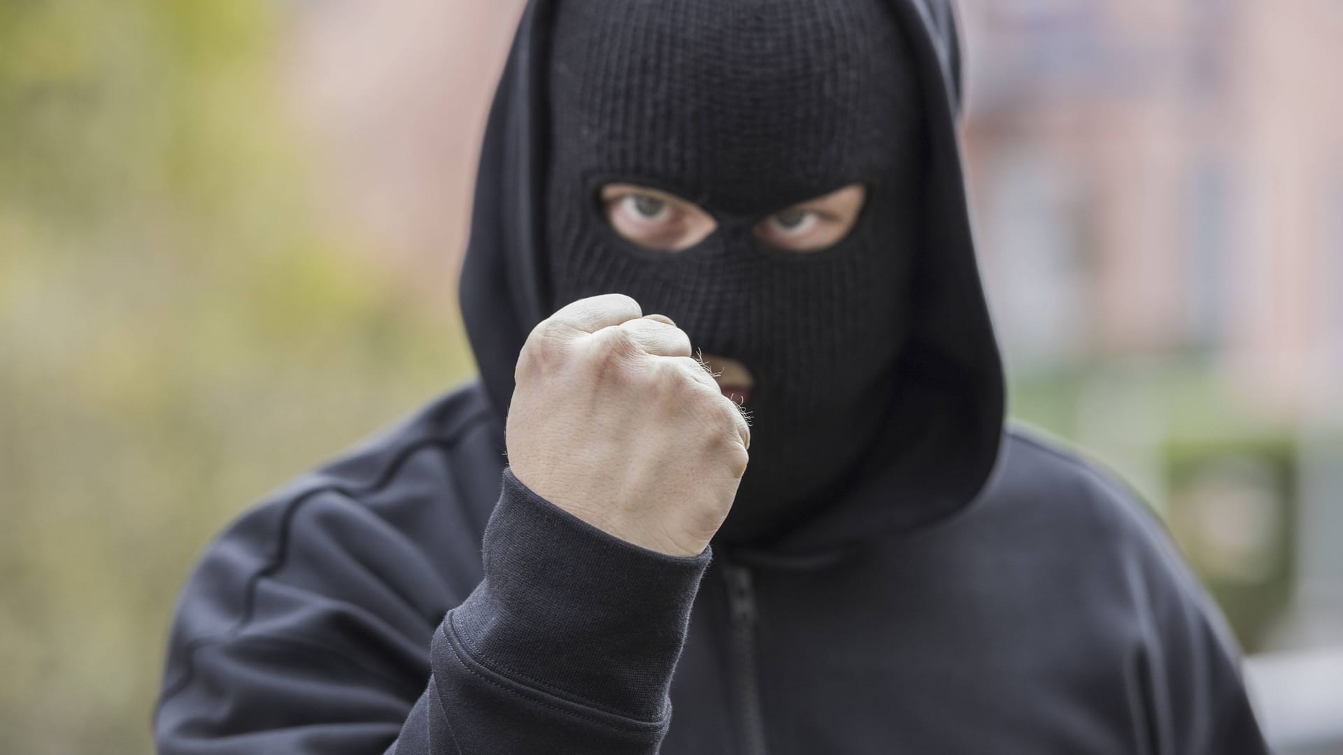 Vermummter Mann (Symbolbild): Die Frau wurde auch mit Pfefferspray attackiert. Vermummter Mann (Symbolbild): Die Frau wurde auch mit Pfefferspray attackiert.