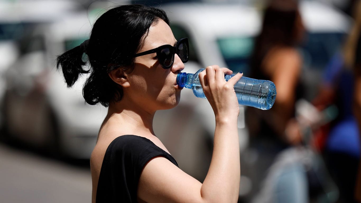 Eine Frau in Spanien trinkt aus einer Wasserflasche: Córdoba stellt mit mehr als 38 Grad einen neuen April-Rekord für Europa auf.