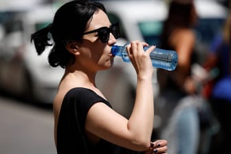 Eine Frau in Spanien trinkt aus einer Wasserflasche: Córdoba stellt mit mehr als 38 Grad einen neuen April-Rekord für Europa auf.