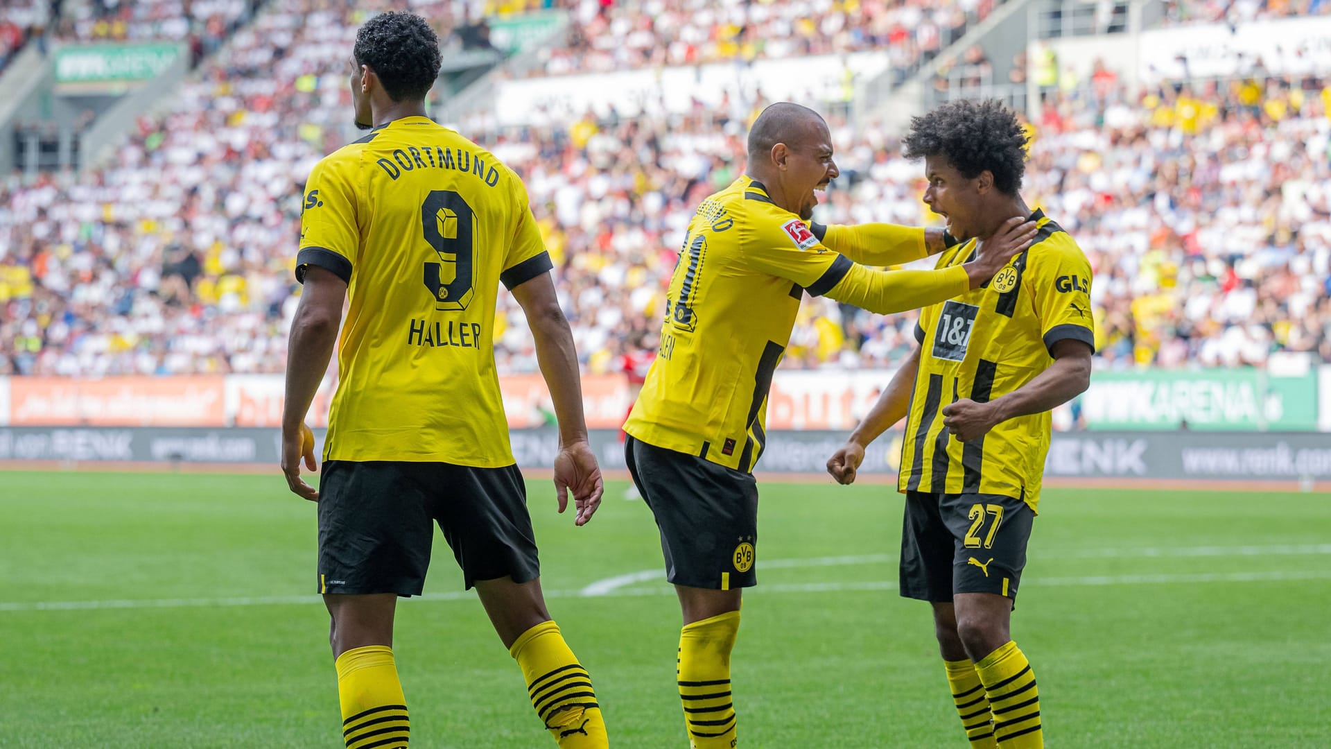 Wenn Donyell Malen (m.) und Karim Adeyemi (r.) feiern, ist Sébastien Haller nicht weit weg.