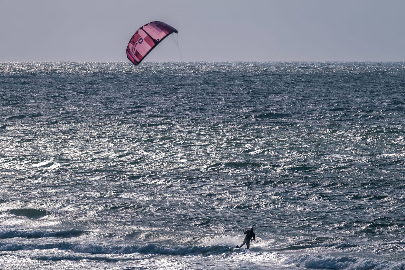 Kitesurfer in der Ostsee (Archivbild): In Sassnitz auf Rügen mussten die Seenotretter ausrücken.