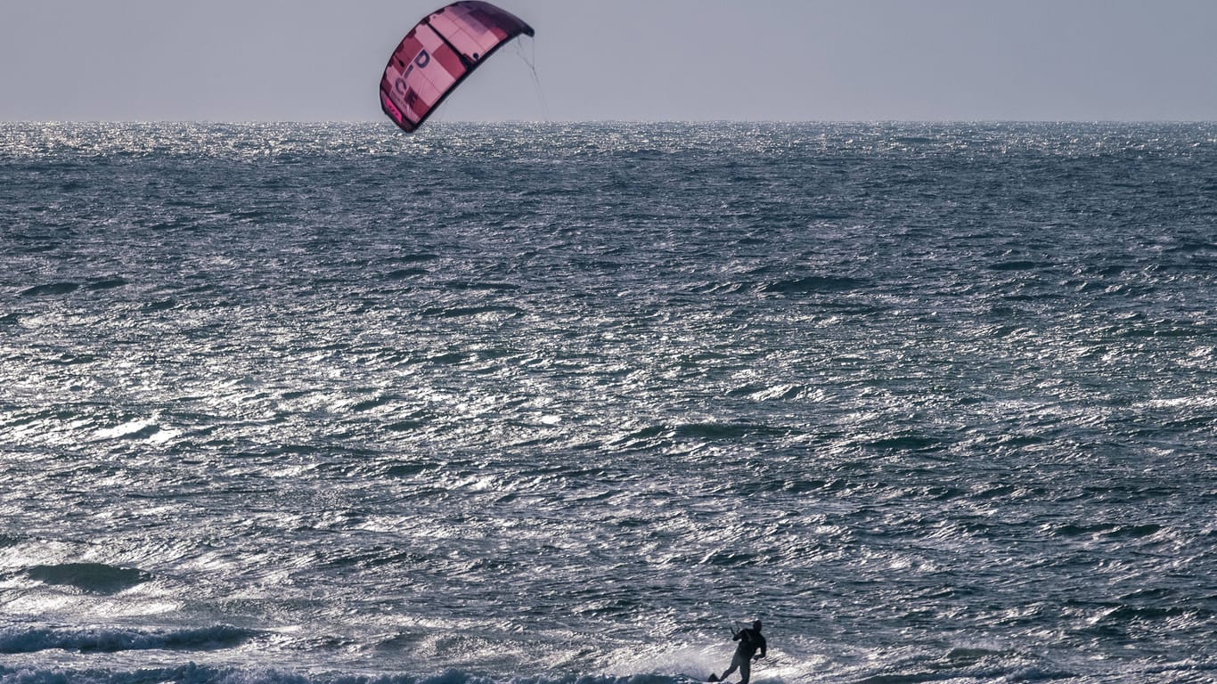 Kitesurfer in der Ostsee (Archivbild): In Sassnitz auf Rügen mussten die Seenotretter ausrücken.