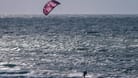 Kitesurfer in der Ostsee (Archivbild): In Sassnitz auf Rügen mussten die Seenotretter ausrücken.