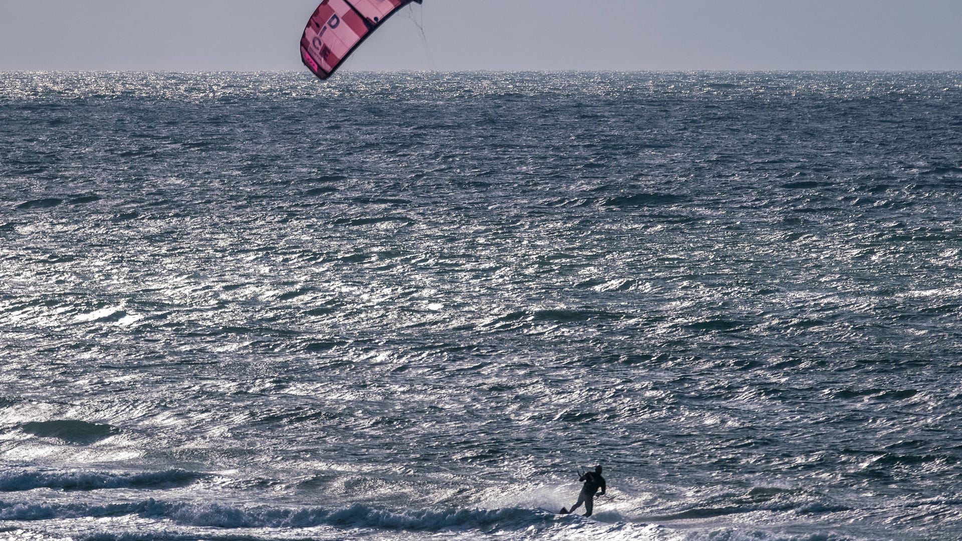 Kitesurfer in der Ostsee (Archivbild): In Sassnitz auf Rügen mussten die Seenotretter ausrücken. Kitesurfer in der Ostsee (Archivbild): In Sassnitz auf Rügen mussten die Seenotretter ausrücken.