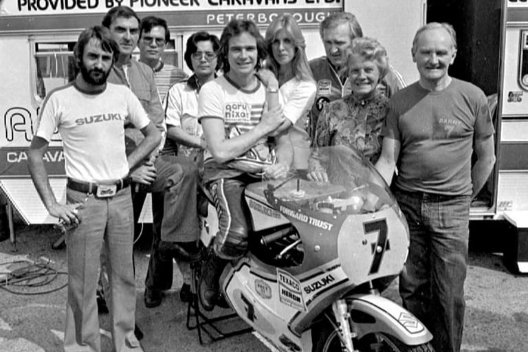 Fan-Liebling: Barry Sheene (sitzend) im Jahr 1977 auf der Rennstrecke von Silverstone.