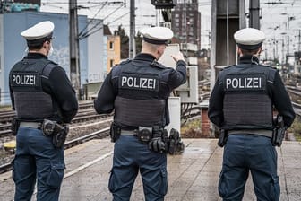 Beamte der Bundespolizei stehen auf einem Gleis (Symbolbild): Im Kölner Hauptbahnhof wurde einem 25-Jährigem mehrfach ins Gesicht geschlagen.
