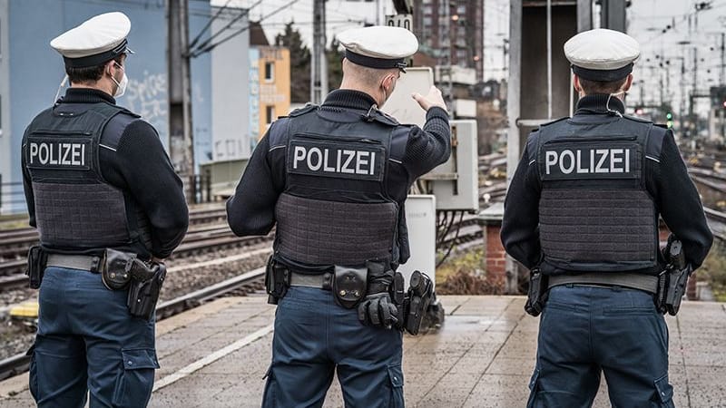 Beamte der Bundespolizei stehen auf einem Gleis (Symbolbild): Im Kölner Hauptbahnhof wurde einem 25-Jährigem mehrfach ins Gesicht geschlagen.