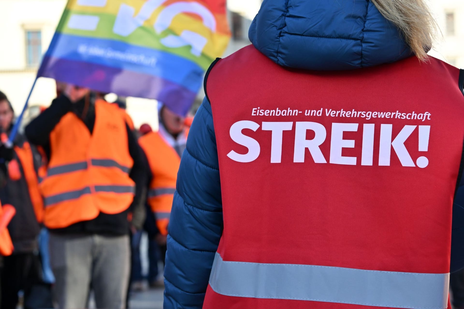 Gewerkschaft EVG beim Streik (Archivbild): Ab Sonntag legen die Eisenbahner die Arbeit nieder. Gewerkschaft EVG beim Streik (Archivbild): Ab Sonntag legen die Eisenbahner die Arbeit nieder.