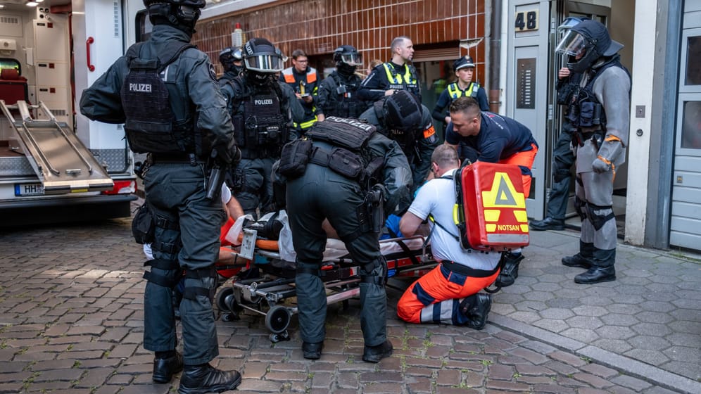 Spezialeinsatzkräfte im Einsatz: Polizisten sollen den Schauspieler Joel Williams am Dienstag festgenommen haben, nachdem er in seiner Wohnung randaliert hatte.