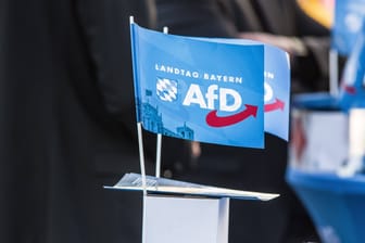 Ein Fähnchen der AfD in Bayern (Archivbild): Die Abgeordneten im Landtag stehen nun unter Verdacht wegen womöglich gefälschter Abstimmungen.