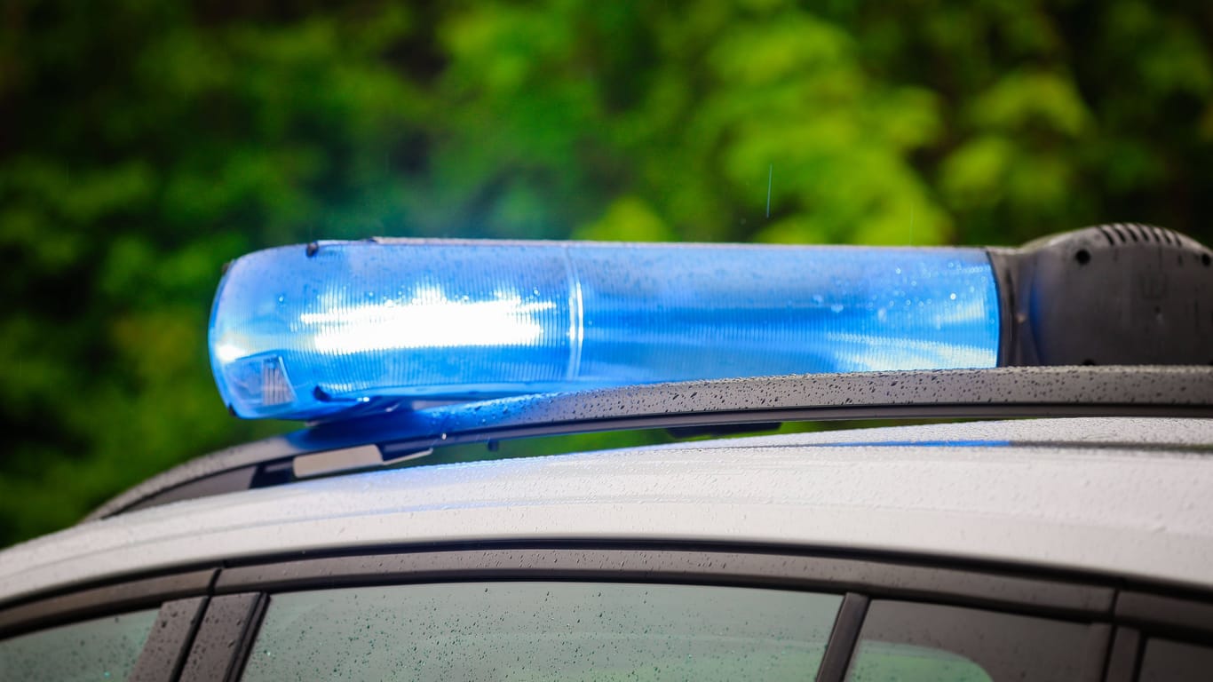 Blaulicht auf einem Polizeiauto (Symbolbild): Ein Tresor im Unterallgäu ist spurlos verschwunden.