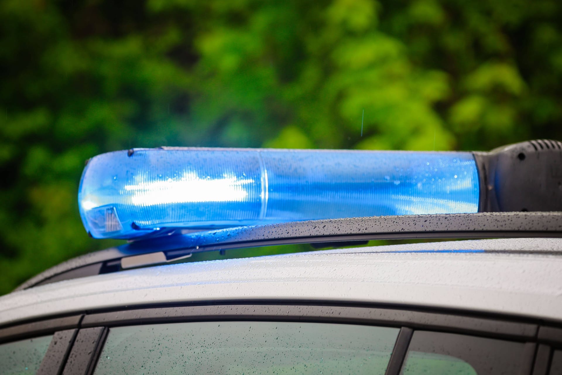 Blaulicht auf einem Polizeiauto (Symbolbild): Ein Tresor im Unterallgäu ist spurlos verschwunden.