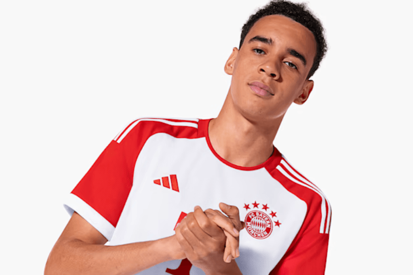 Jamal Musiala im neuen Bayern-Heimtrikot: Auf dem Ärmel ist nicht das Logo von Qatar Airways zu sehen.