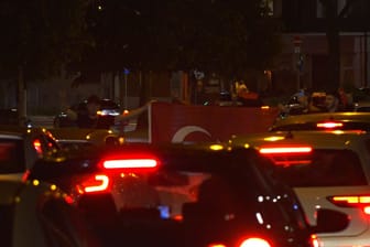 Erdoğan-Anhänger in Dortmund: In der Nacht haben auf dem Dortmunder Wall mehr als 100 Menschen die Wahlen nach den Wahlen in der Türkei gefeiert.