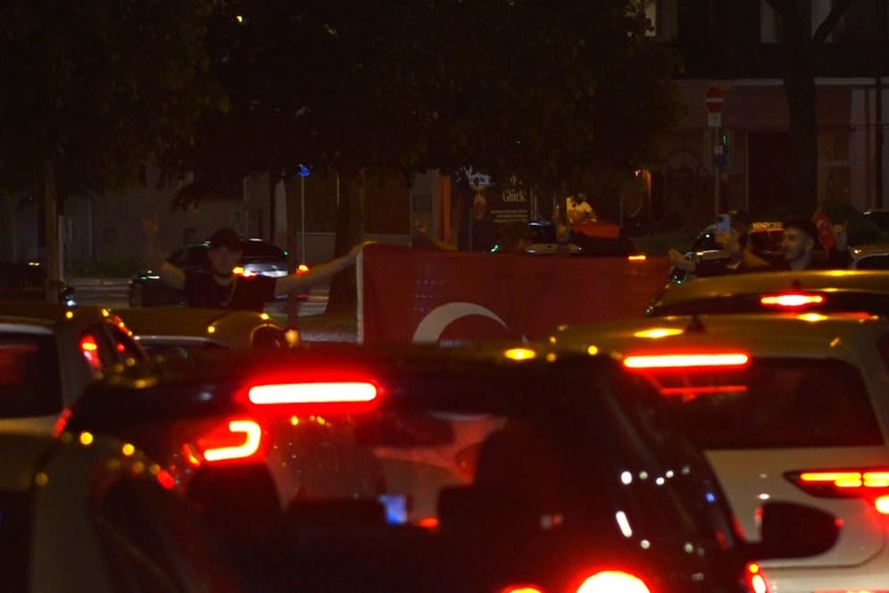 Erdoğan-Anhänger in Dortmund: In der Nacht haben auf dem Dortmunder Wall mehr als 100 Menschen die Wahlen nach den Wahlen in der Türkei gefeiert.