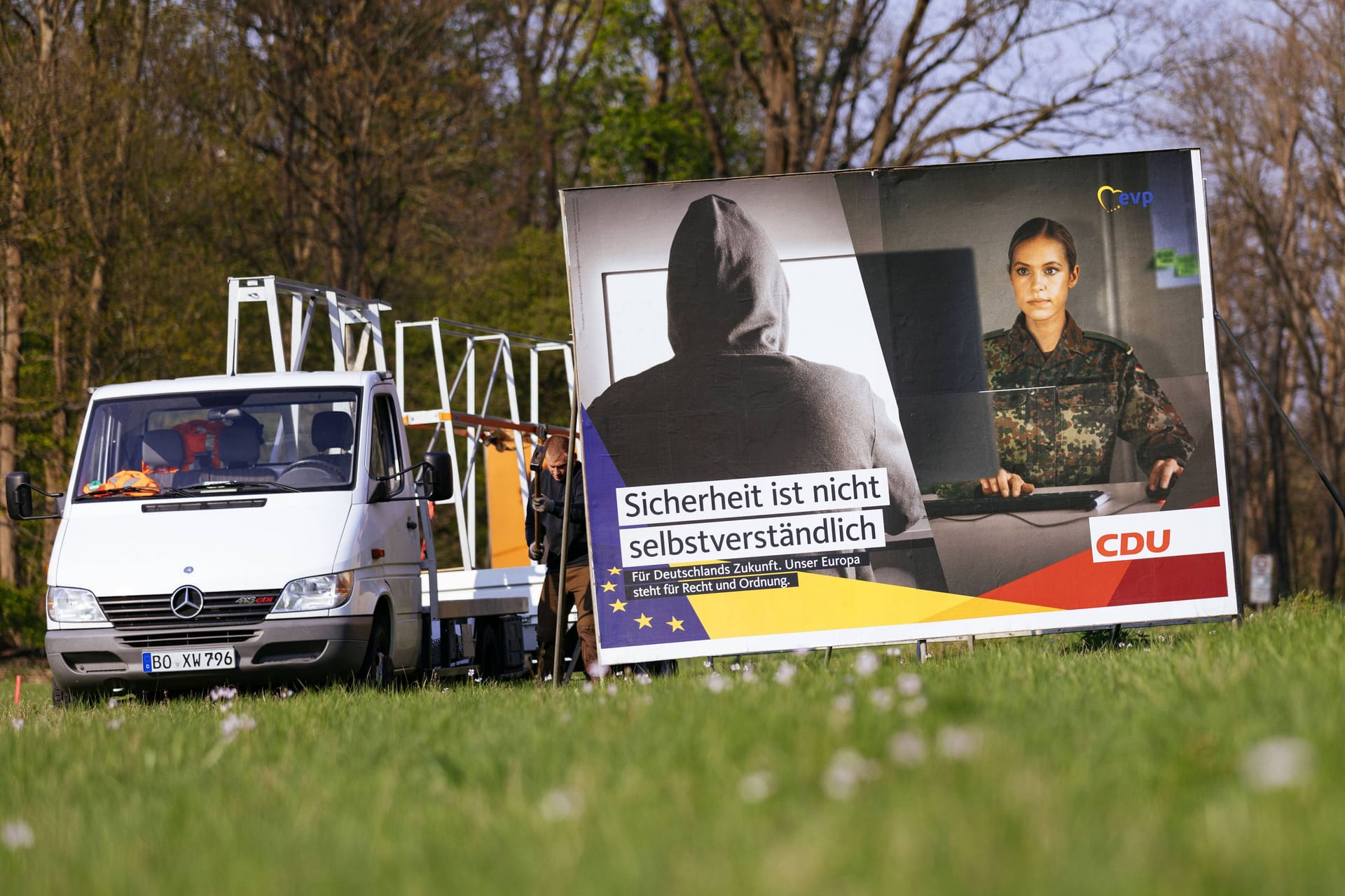 imago 90762080Problem mit Hackern: So war das CDU-Wahlplakat "Sicherheit ist nicht selbstverständlich" 2019 wohl nicht gemeint.