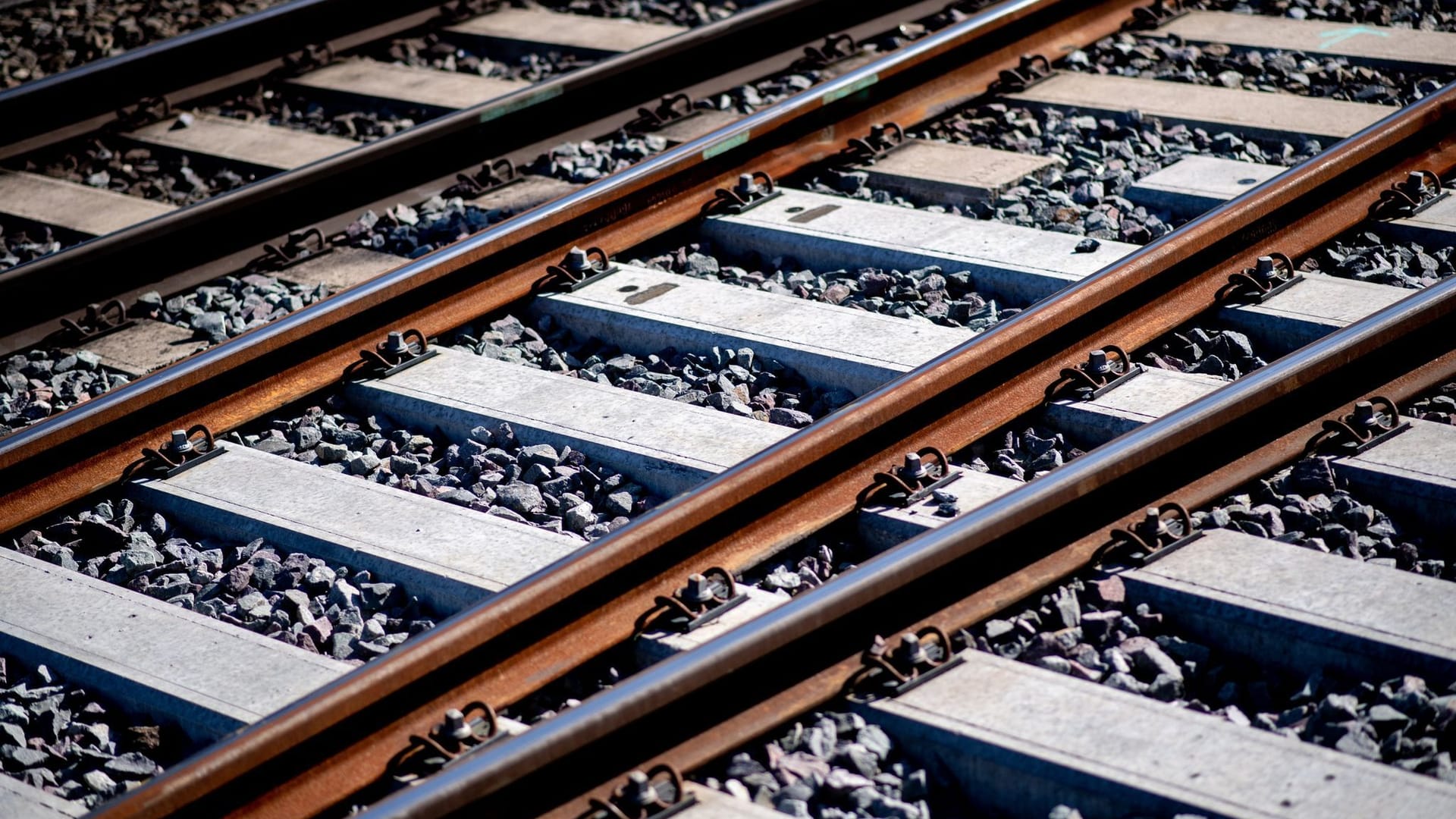 Gleise sind an einem Bahnhof im Schotterbett verlegt (Symbolbild): In Deutschland sind viele Bahnstrecken stillgelegt.