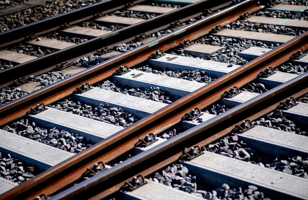 Gleise sind an einem Bahnhof im Schotterbett verlegt (Symbolbild): In Deutschland sind viele Bahnstrecken stillgelegt.