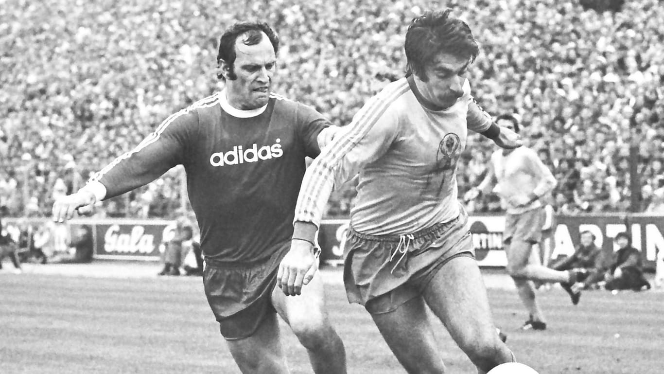 Zweikampf zwischen Bernd Gersdorff und Franz Roth (l.): Die Spieler im Jahr 1974.