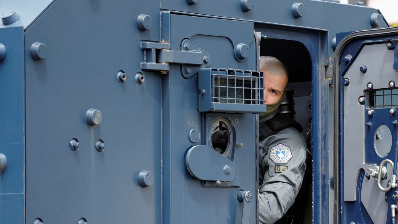 Einsatzkräfte der Polizei im Kosovo: Ethnische Serben hatten am Freitag gegen die Übernahme von Bürgermeisterämtern durch ethnische Albaner protestiert.