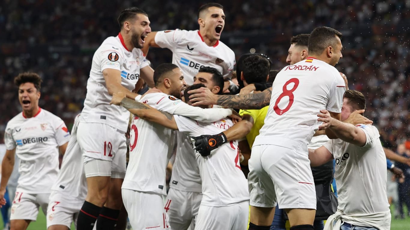 Pure Freude: Die Spieler des FC Sevilla feiern den Titelgewinn gegen die Roma.