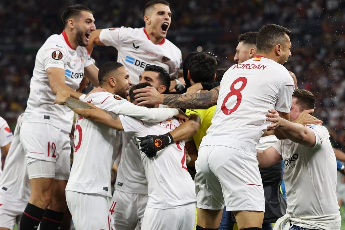 Pure Freude: Die Spieler des FC Sevilla feiern den Titelgewinn gegen die Roma.