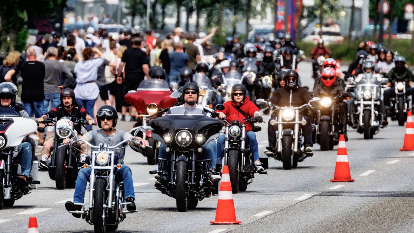 Teilnehmer der Hamburg Harley Days: Auf Europas größtes innerstädtisches Biker-Treffen fuhren Tausende Teilnehmer mit.