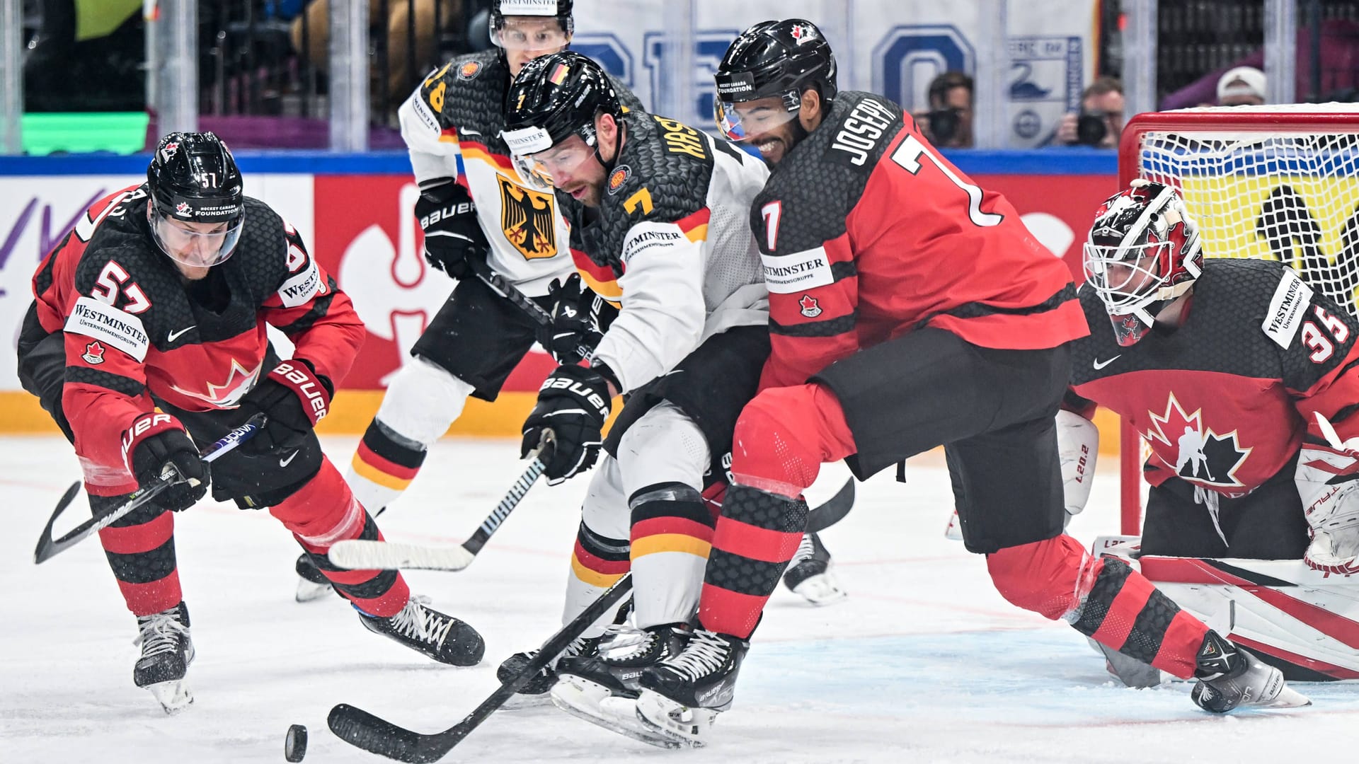 Harter Fight: Deutschlands Kastner (M.) im Finale gegen Kanada.