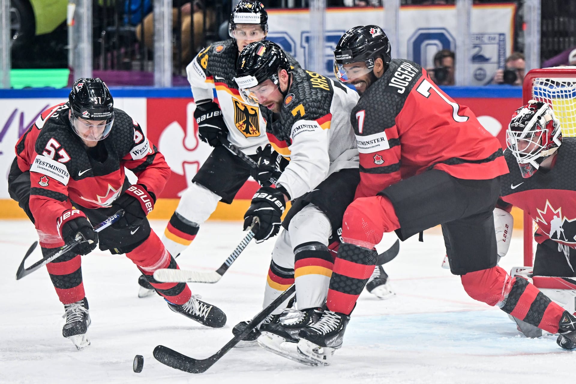 Harter Fight: Deutschlands Kastner (M.) im Finale gegen Kanada.