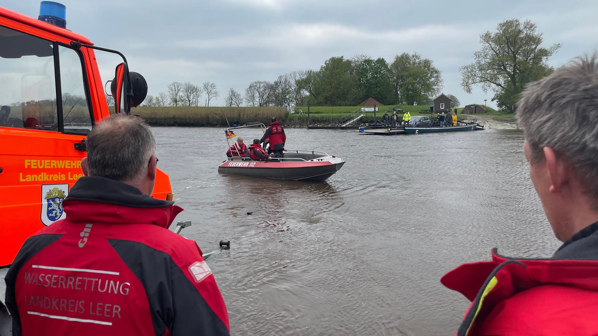 Einsatzkräfte der Feuerwehr auf dem Fluss Leda: Das Ehepaar kam unterkühlt in eine Klinik.