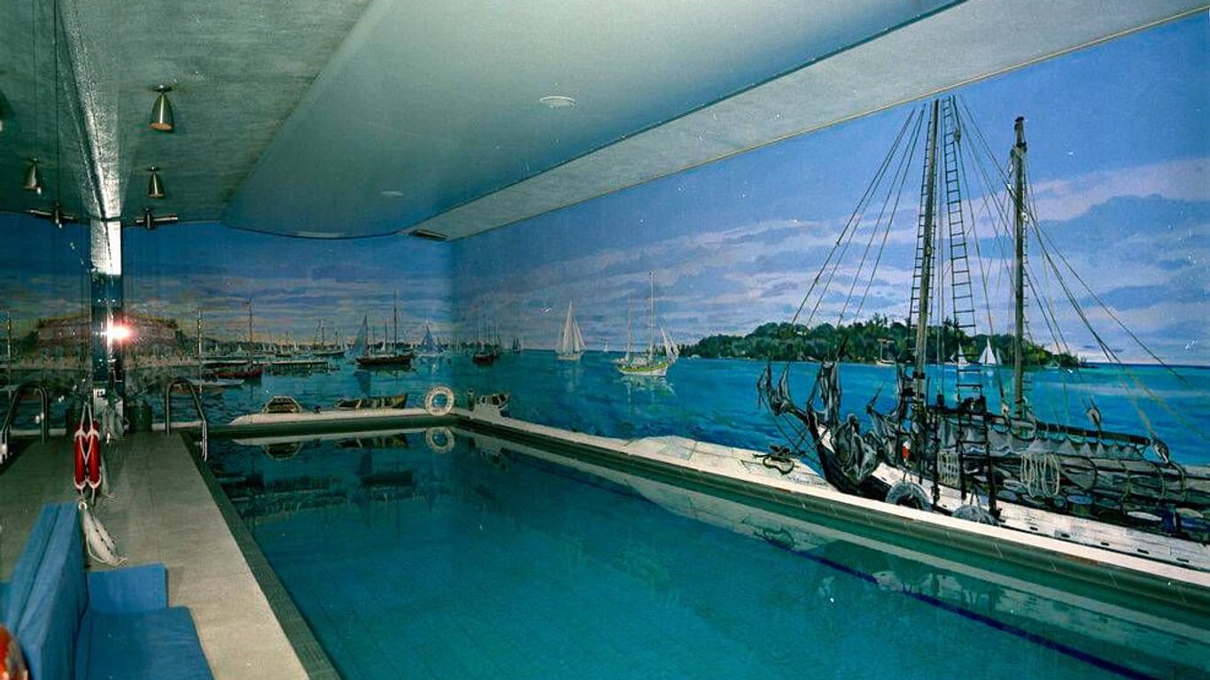 Blick auf den alten Swimming Pool im Weißen Haus: Das Gemälde an der Wand zeigt den Christiansted Harbor in St. Croix auf den Virgin Islands.