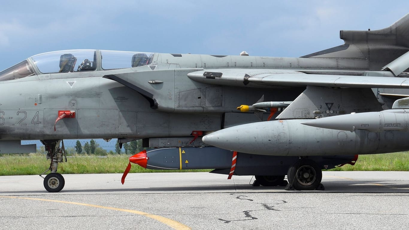 Ein Tornado mit einer "Shadow Storm"-Rakete (Archivbild): Großbritannien möchte den Marschflugkörper an die Ukraine liefern.