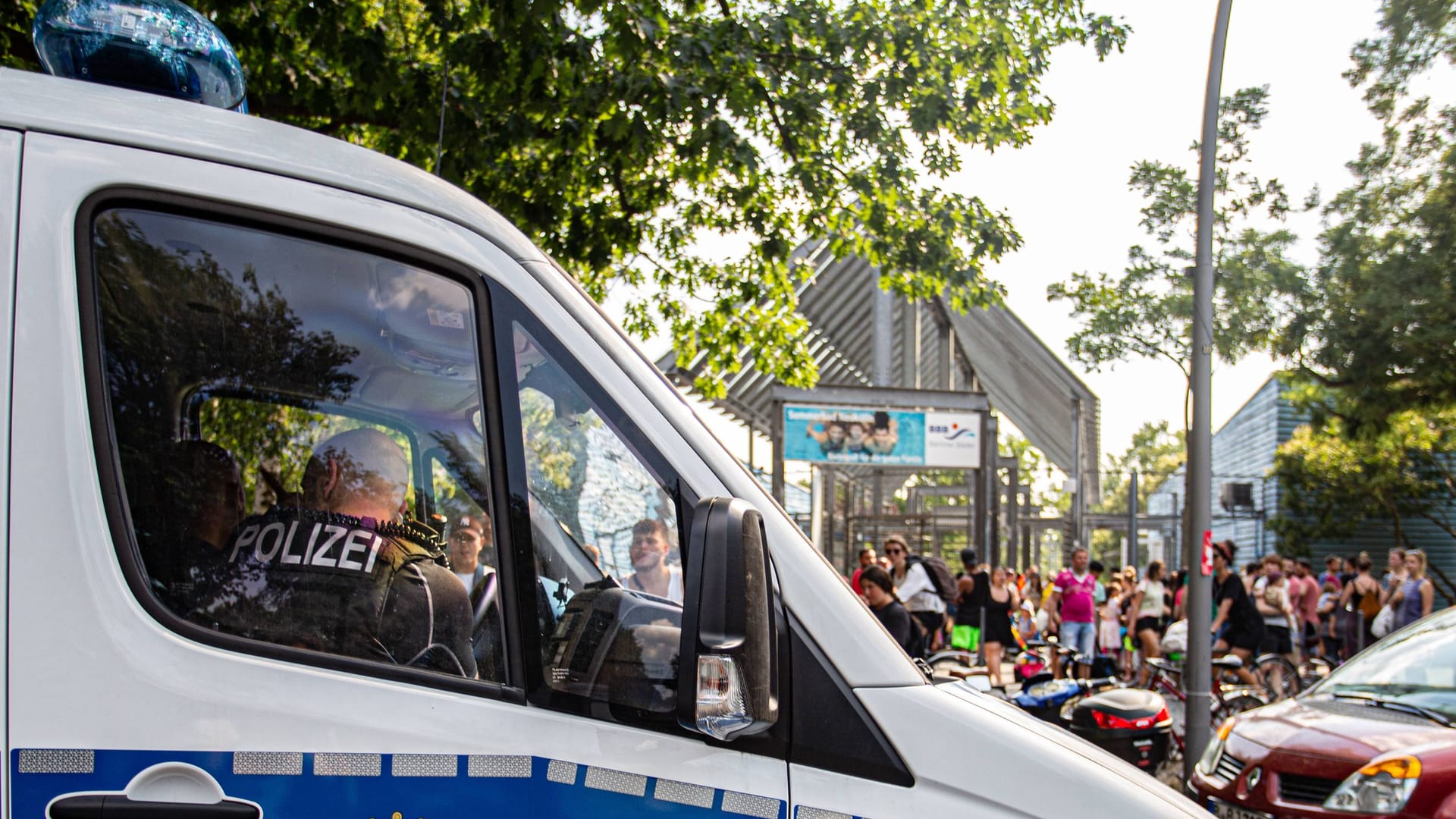 Polizei vor einem Berliner Freibad (Symbolbild): Die Tatverdächtigen waren zwischen 13 und 30 Jahre alt.