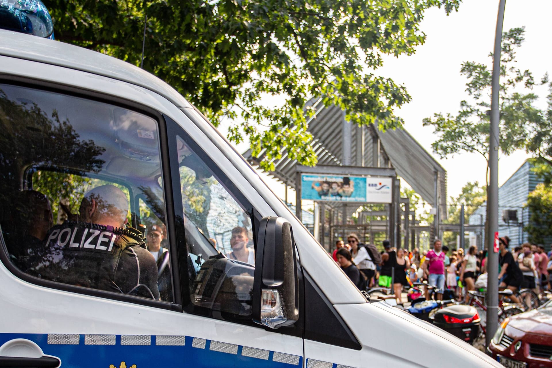 Polizei vor einem Berliner Freibad (Symbolbild): Die Tatverdächtigen waren zwischen 13 und 30 Jahre alt.