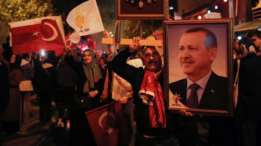 Istanbul: Nach dem Wahlsieg von Erdogan feiern Tausende Menschen auf der Straße.