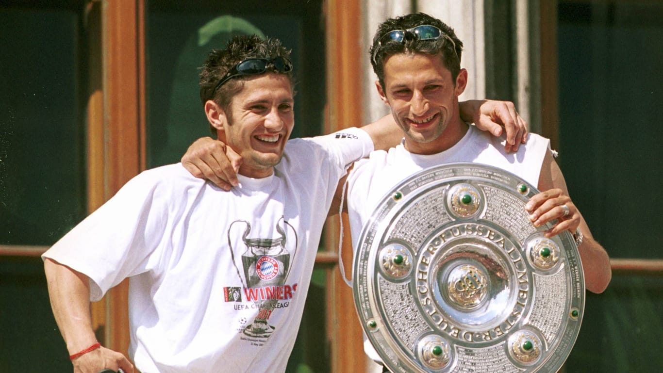 Meisterfeier in München im Jahr 2001 (Archivfoto): Bixente Lizarazu (links) und Hasan Salihamidzic feierten mit der Schale, die später an den Promi-Bäcker Müller ging.