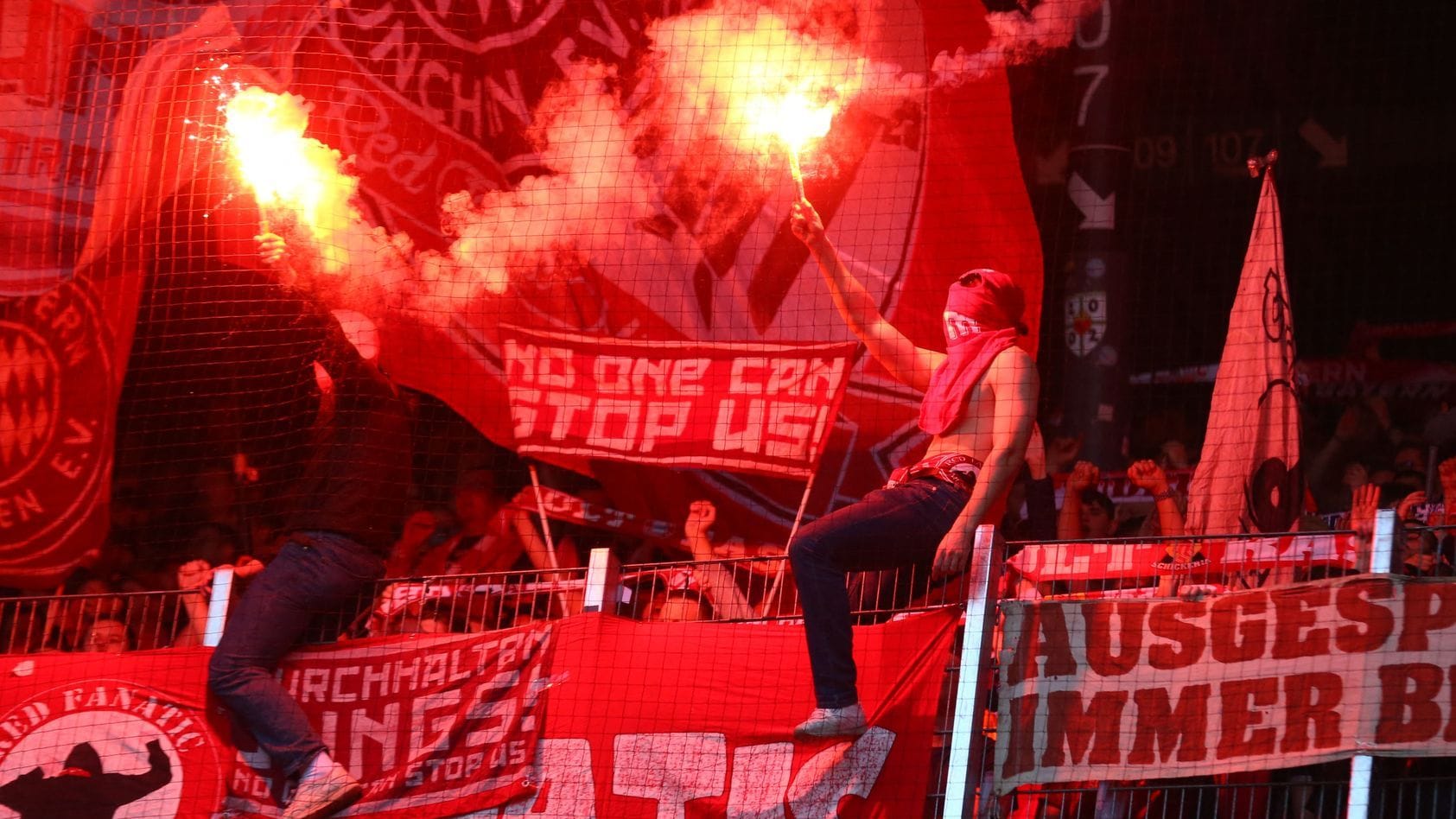 Fans des FC Bayern zündelten beim 2:1-Sieg in Bremen.