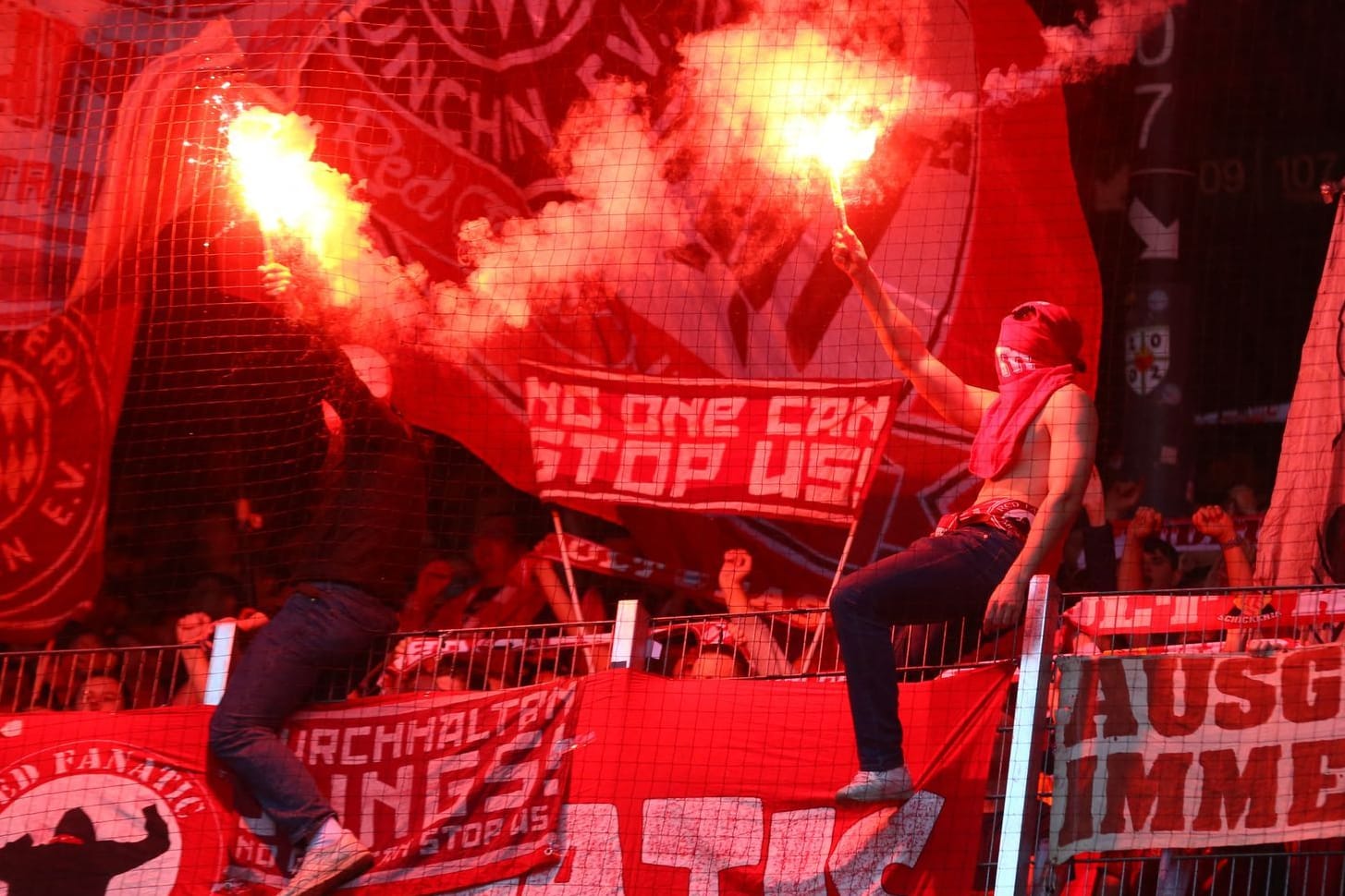 Fans des FC Bayern zündelten beim 2:1-Sieg in Bremen.