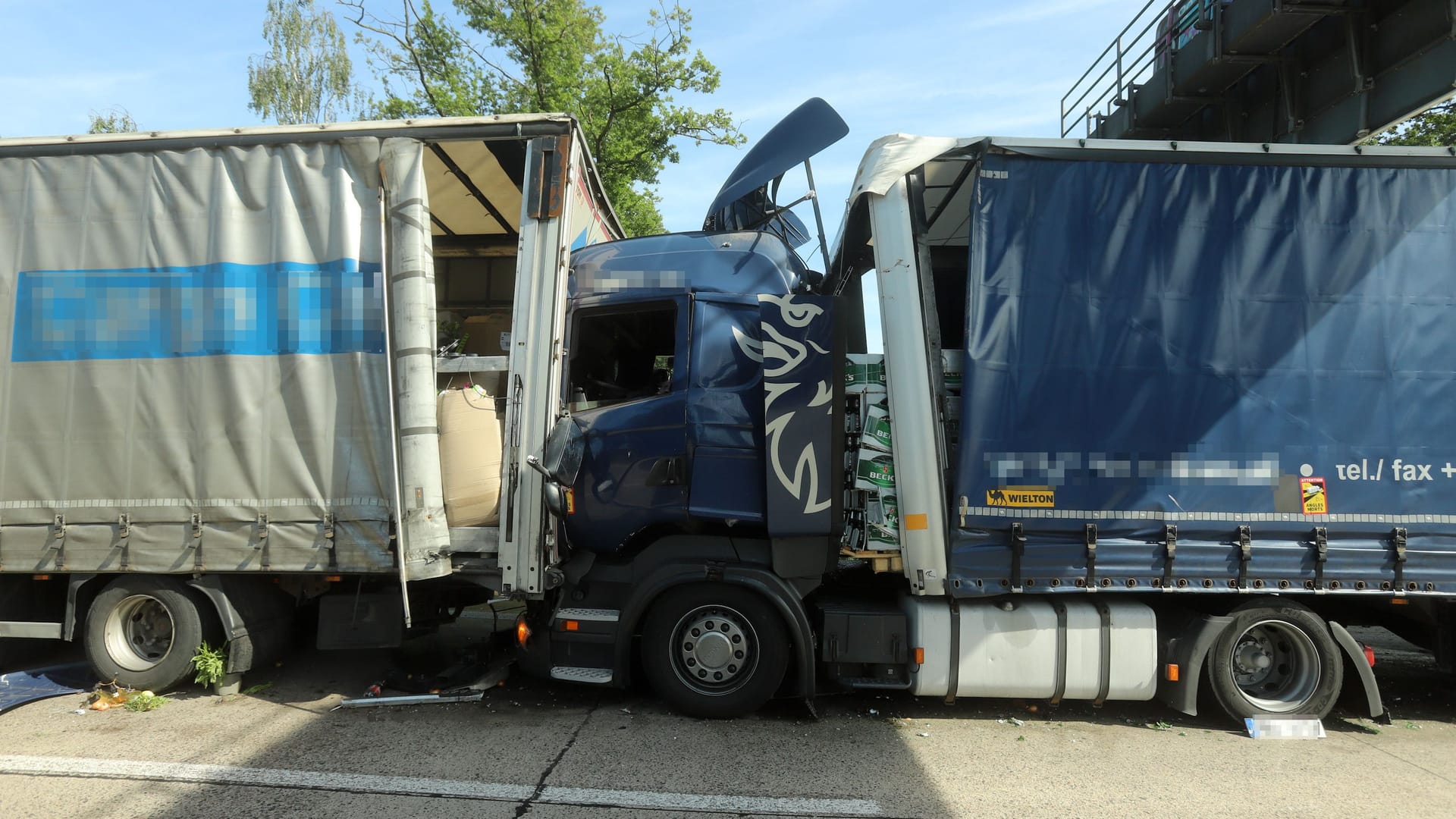 Unfall auf der A1: Ein Lkw ist auf einen weiteren aufgefahren.